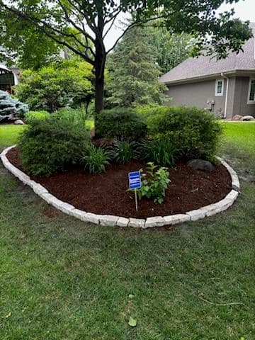 Gallery photos for Fon Du Lac Stone Edging Transforms Landscape: Image #1